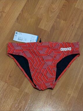 Men’s Arena Escape Swim Briefs Team Red Size 32 NWT